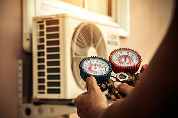 Professional Hvac technician working in Bacliff, TX